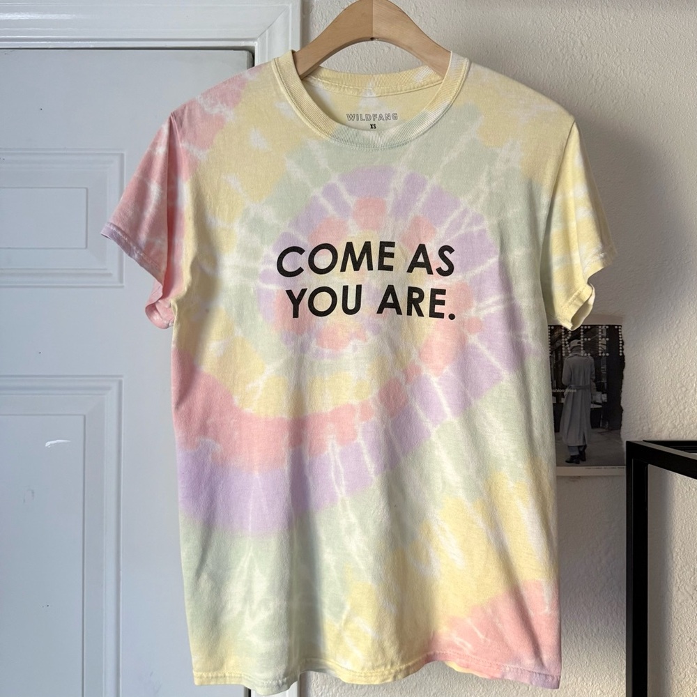 WILDFANG pastel multicolor tie dye swirl text‎ crew neck cotton short sleeve tee
